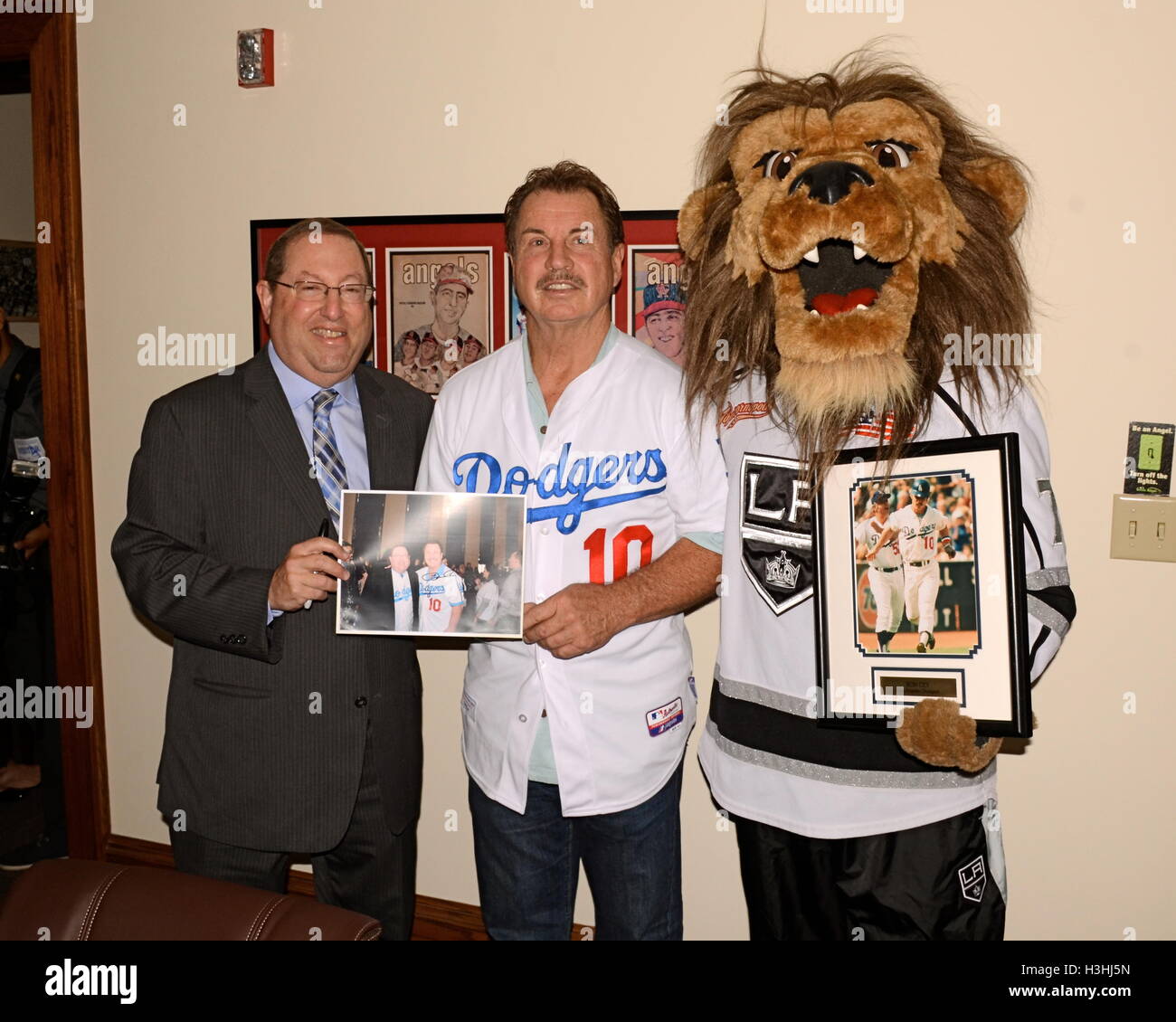 Paul Koretz, Ron Cey und Bailey besucht Pressekonferenz für "Stehen bis
