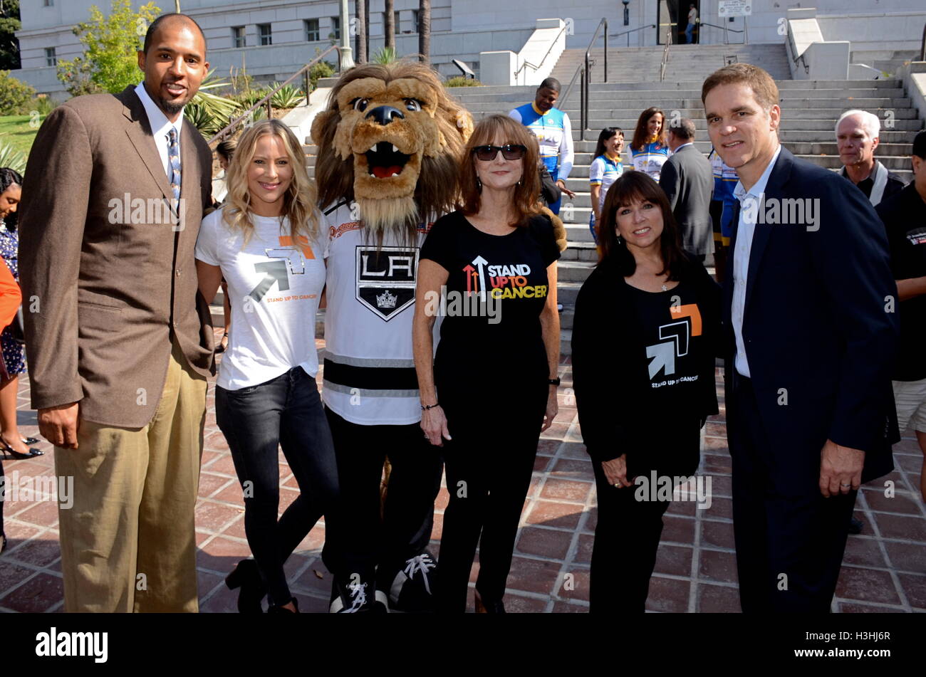 Brian Cook, Brittany Ann Daniel, Bailey, Gast, Gil Garcetti Windstoß und Luc Robitaille besucht Pressekonferenz für "Stehen bis zu Krebs Day" in Los Angeles City Hall, South Schritte am 7. September 2016. Stockfoto