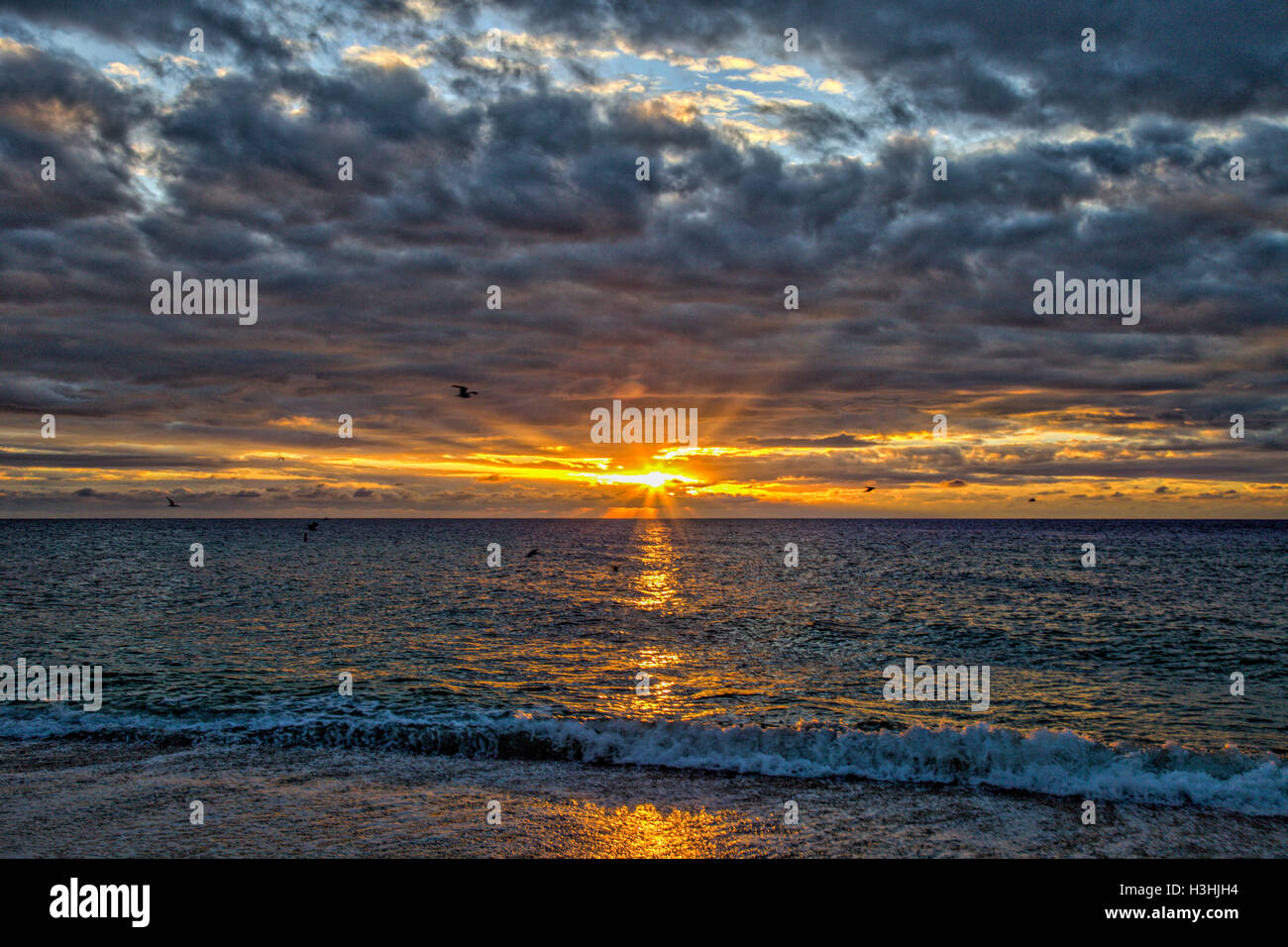 Casey Key Florida zeigt Sturmwolken, die sich über dem Sonnenuntergang im Golf von Mexiko sammeln. Stockfoto