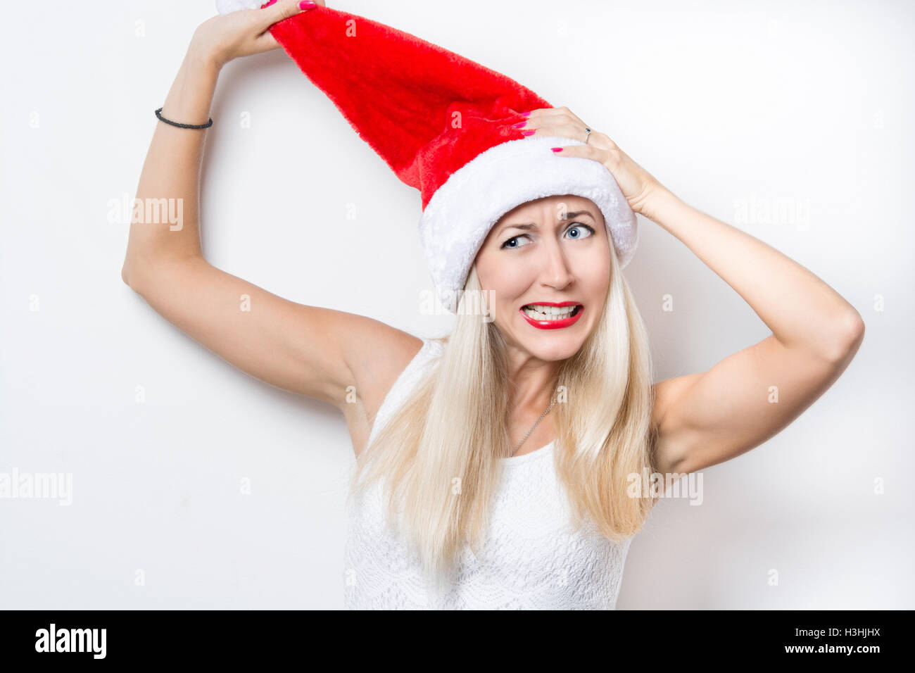 Mädchen versucht sich in einer roten Kappe Stockfoto