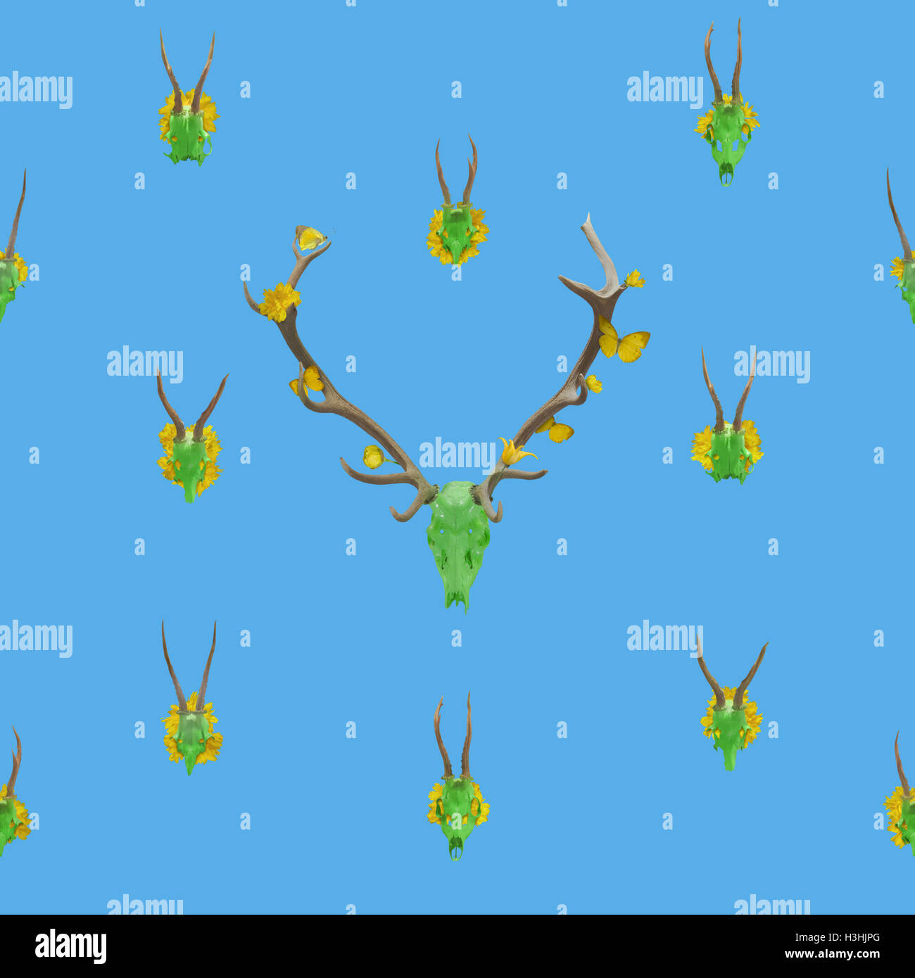 Nahtlose Frühling Hintergrund mit Grün lackierten Schädel aus verschiedenen Tieren, mit Blumen herum, isoliert auf blau. Stockfoto