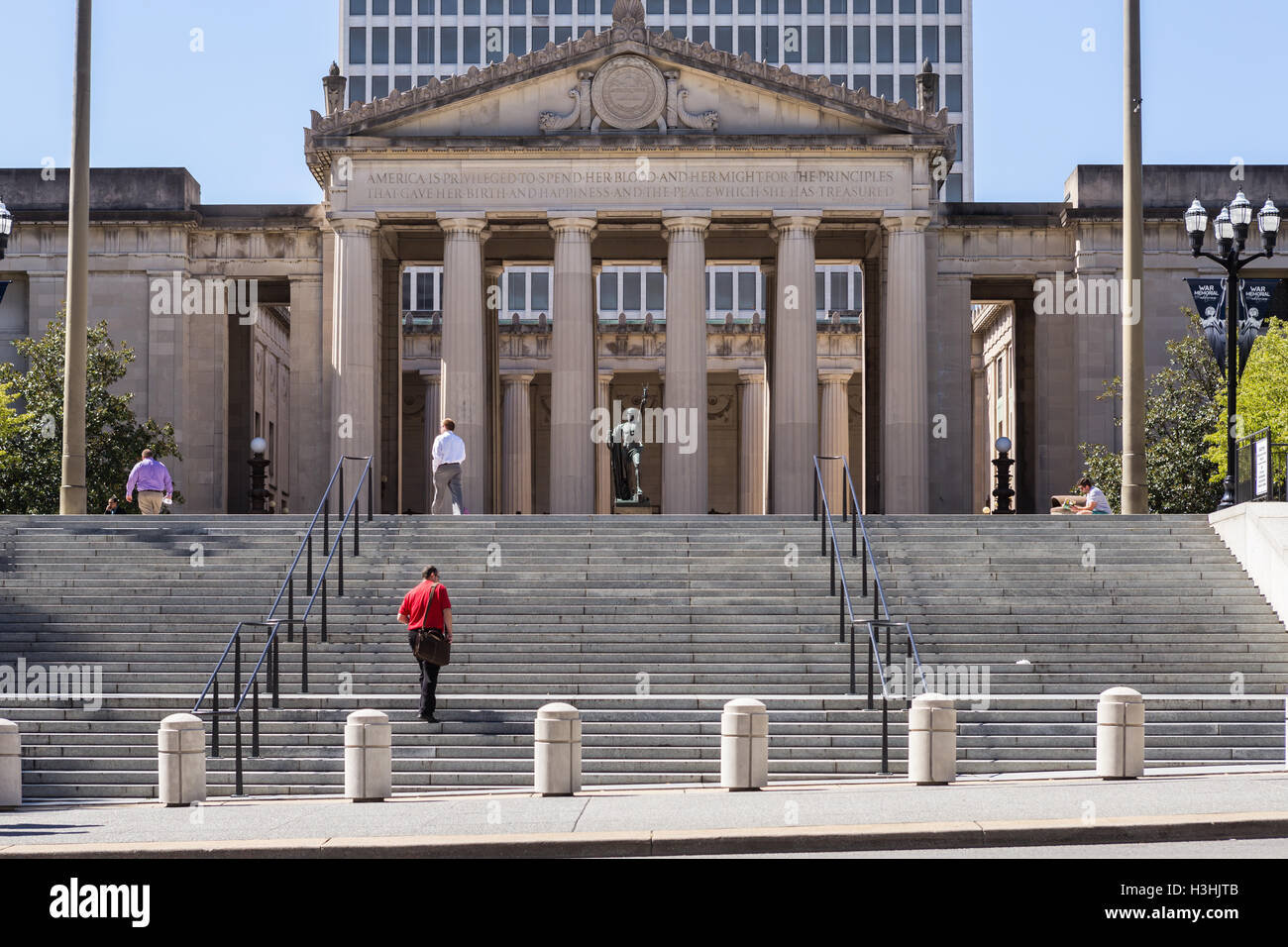 Ein Blick auf die Stufen zum War Memorial Auditorium in Nashville, Tennessee Stockfoto