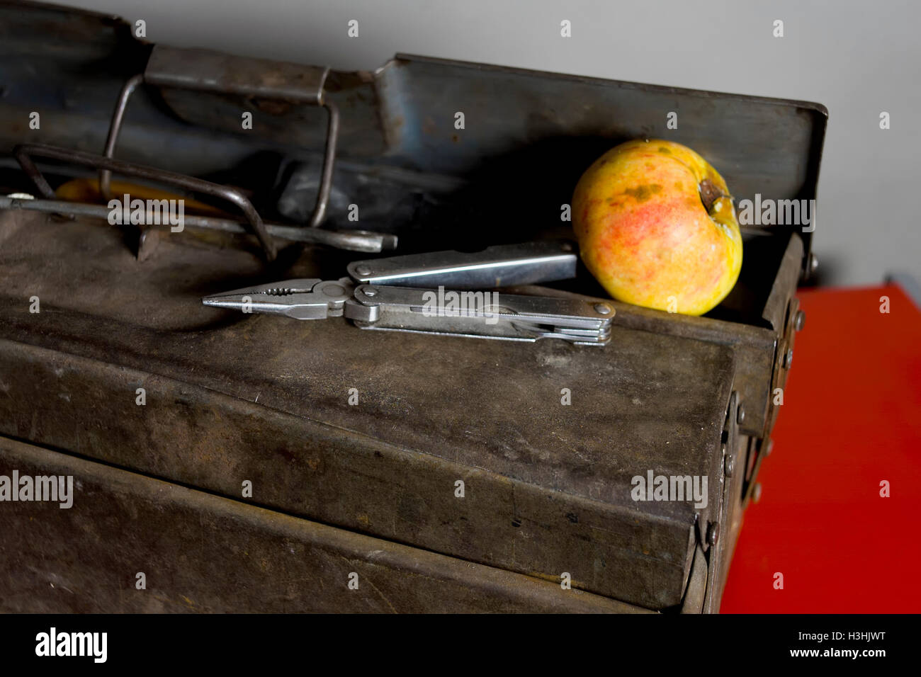 Handwerkzeuge und Apple Stockfoto