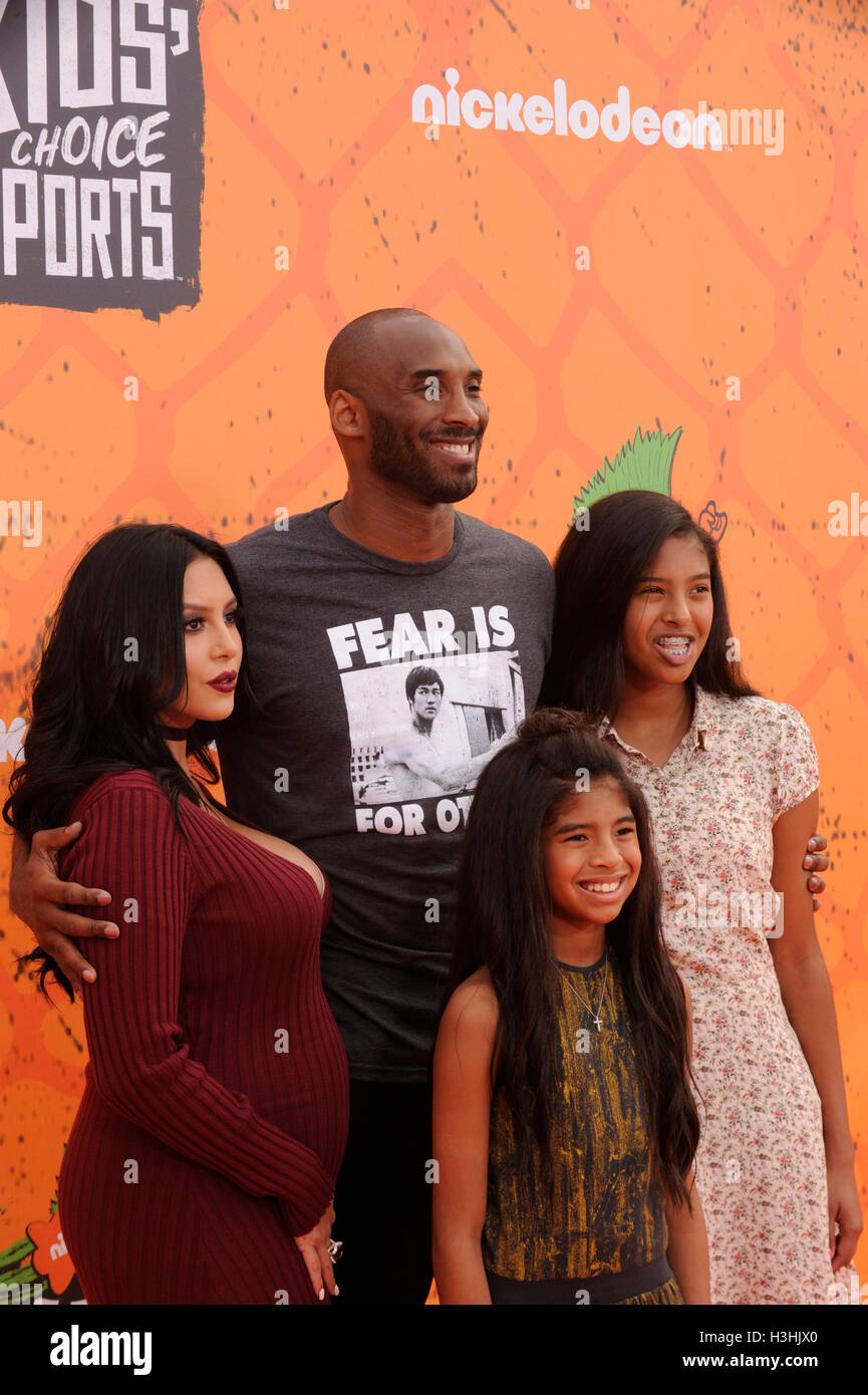 Der pensionierte NBA-Basketballspieler und Legend Award-Preisträger Kobe Bryant, Ehefrau Vanessa Bryant, die Töchter Gianna 'Gigi' Bryant und Natalia Bryant kommen am 14. Juli 2016 im Nickelodeon 2016 Kids' Choice Sports Awards Orange-Teppich im Pauley Pavilion der UCLA in Los Angles, Kalifornien, an. Stockfoto