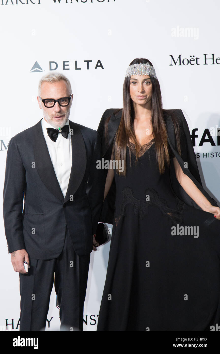 Gianluca Vacchi und Giorgia Gabriele auf dem roten Teppich der AmfAR Milano 2016 La permanente. 24. September 2016 in Mailand, Italien. Stockfoto