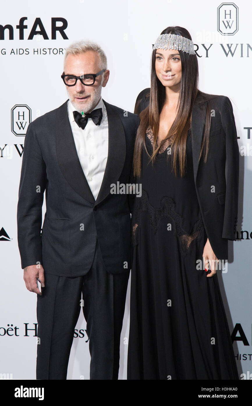 Gianluca Vacchi und Giorgia Gabriele auf dem roten Teppich der AmfAR Milano 2016 La permanente. 24. September 2016 in Mailand, Italien. Stockfoto