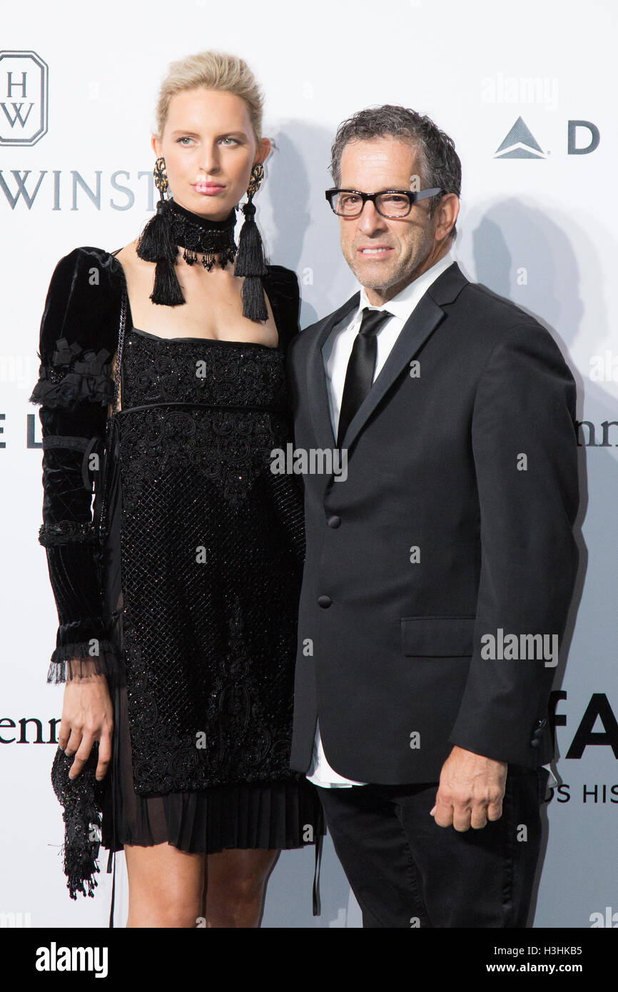 Kenneth Cole und Karolina Kurkova auf dem roten Teppich der AmfAR Milano 2016 La permanente. 24. September 2016 in Mailand, Italien. Stockfoto