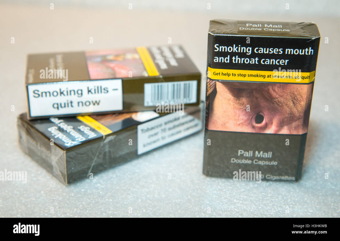 Einige der ersten UK standardisiert (einfarbig) Schachteln Zigaretten in Geschäften angezeigt werden Stockfoto