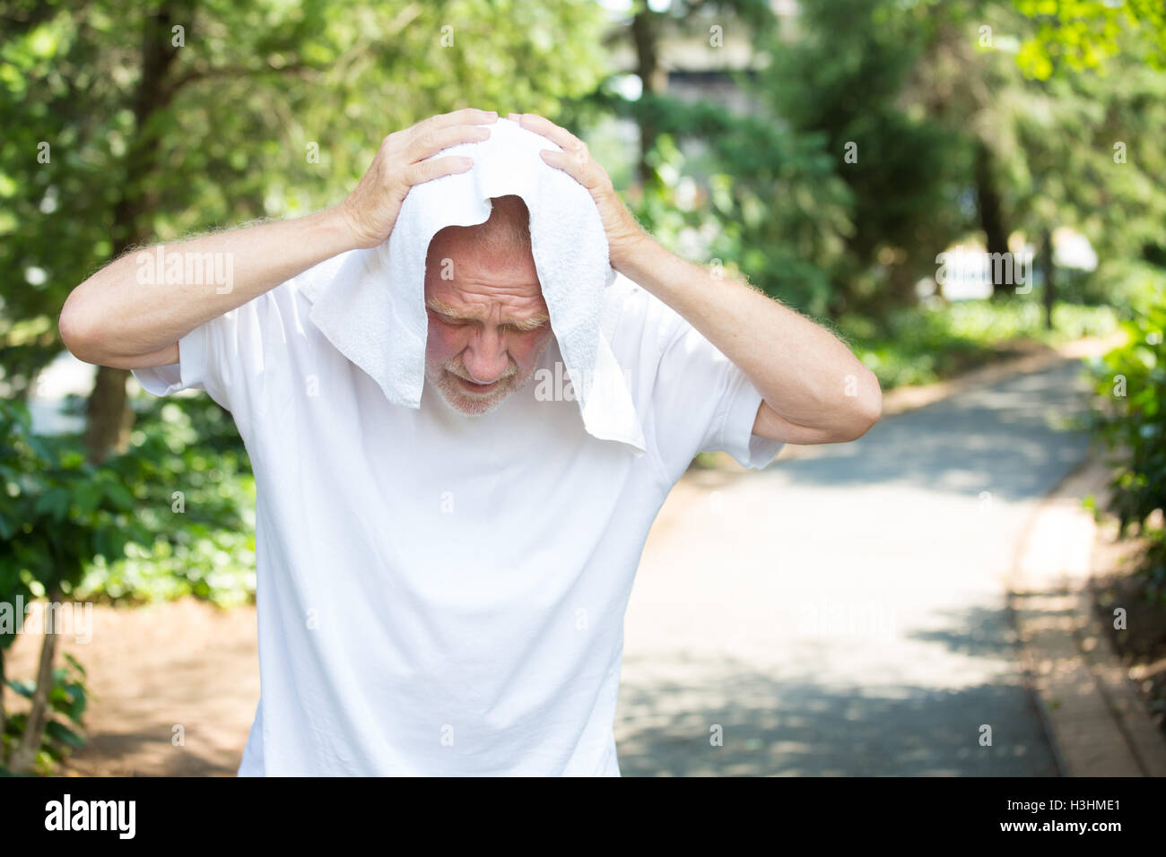 Closeup Portrait, alte Herr im weißen Hemd, die Schwierigkeiten mit extremer Hitze, hohe Temperaturen, sehr müde, Stockfoto
