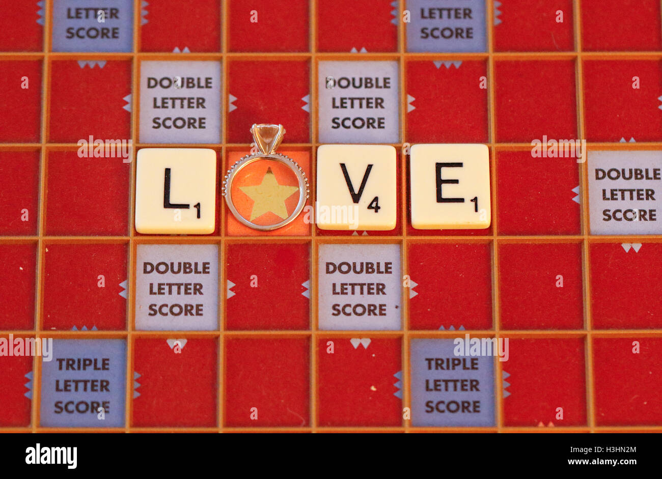 Liebe Scrabble und einen Ehering Stockfoto