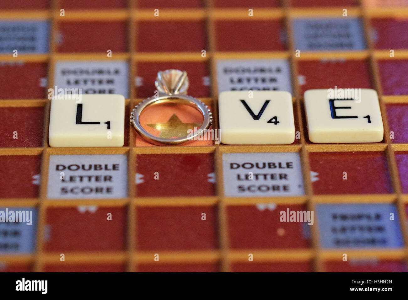 Liebe Scrabble und einen Ehering Stockfoto
