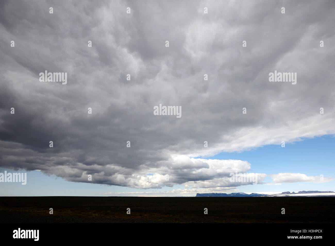 Regenwolken und Wetterfront bewegen über Ringstraße Hringvegur über die Skeidararsandur Sand-Ebene südlichen Island Stockfoto