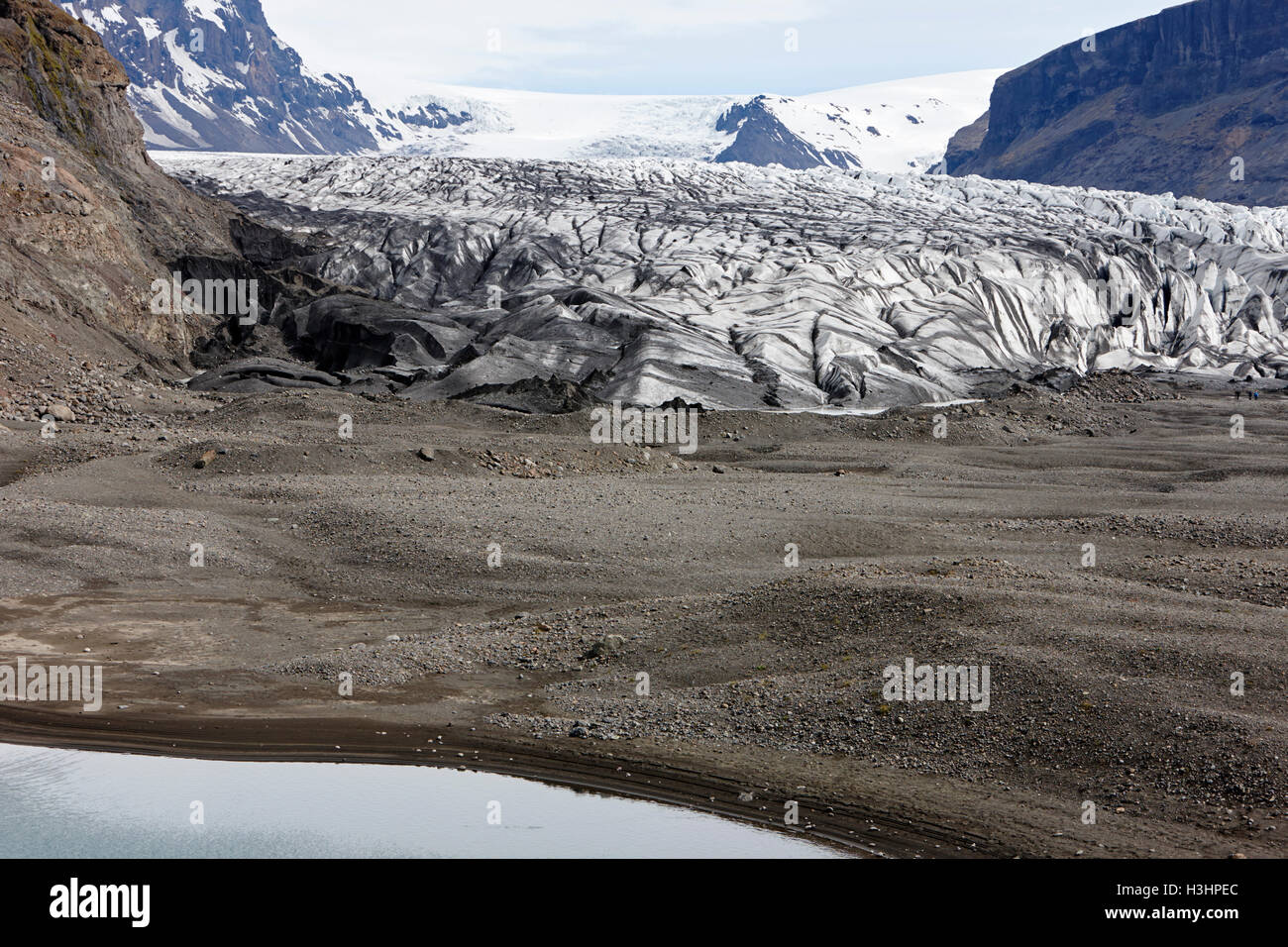Asche bedeckt Skaftafell Glacier Wasserkocher Loch und Ende Moräne Vatnajökull-Nationalpark in Island Stockfoto