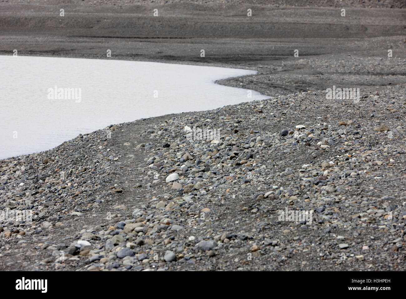 Steinen der Endmoräne und schmelzende Eiswasser Lagune von Skaftafell Gletscher Vatnajökull-Nationalpark in Island Stockfoto