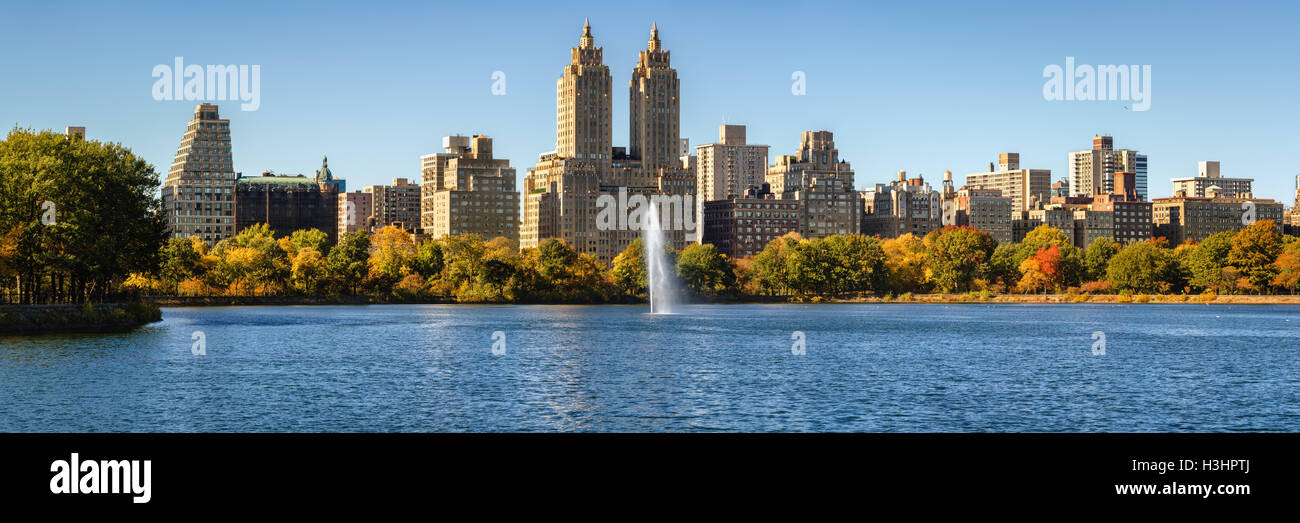 Central Park und Upper West Side mit bunten Herbstlaub über Jacqueline Kennedy Onassis Reservoir. New York City Stockfoto