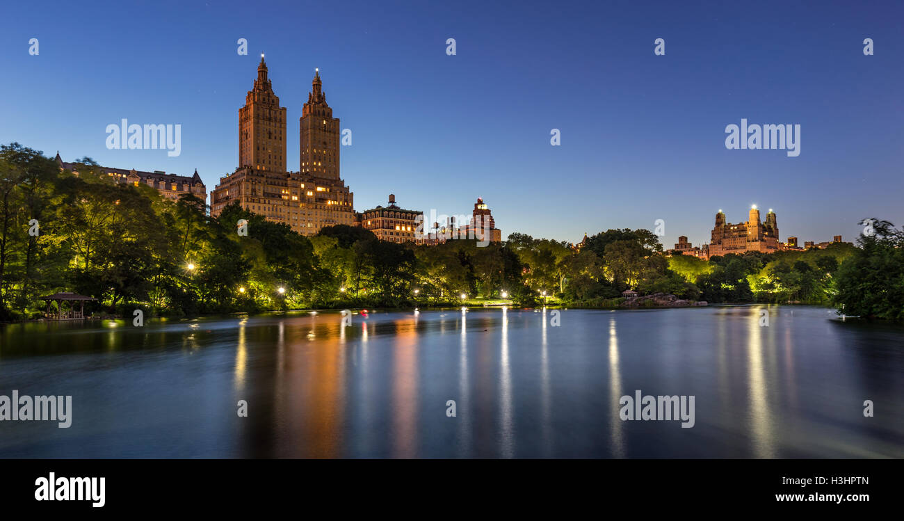 Central Park in der Dämmerung mit The Lake und beleuchteten Weg und Pavillons. Upper West Side, Manhattan, New York City Stockfoto