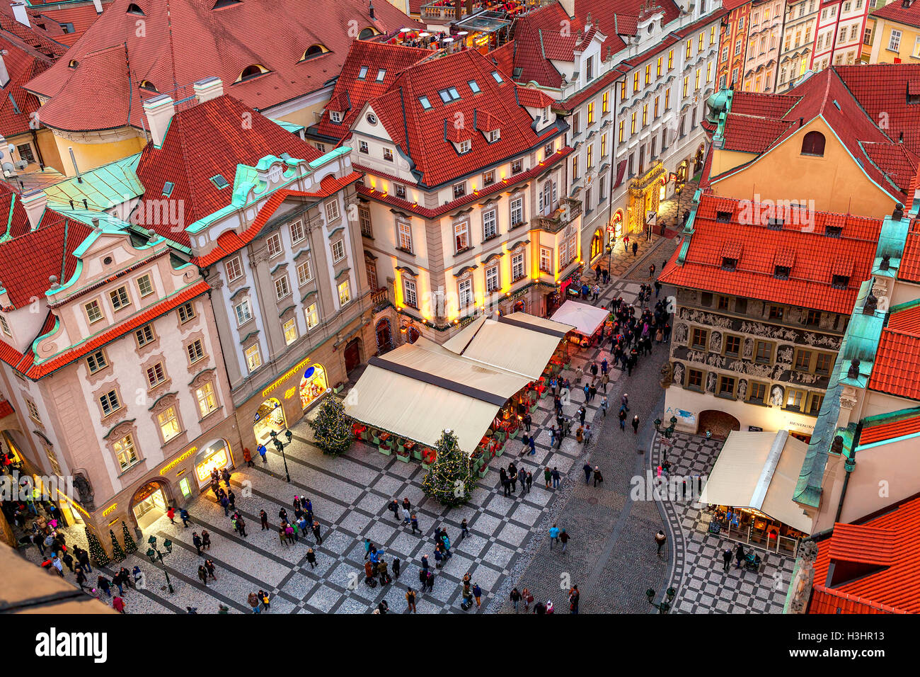 Ansicht von oben rote Dächer, Gebäude, Geschäfte und Restaurants am Staromestske Namesti in Prag. Stockfoto
