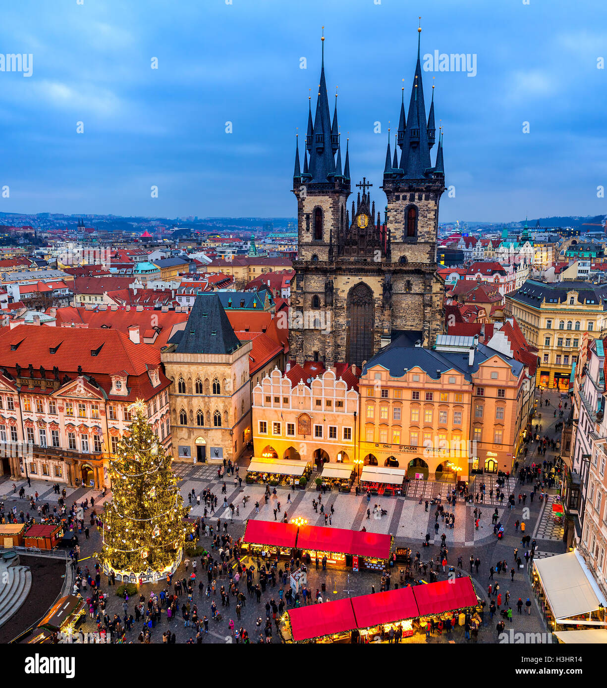 Blick von oben auf Tyn Kirche, Weihnachtsbaum und traditionellen Markt auf dem Altstädter Ring in Prag. Stockfoto