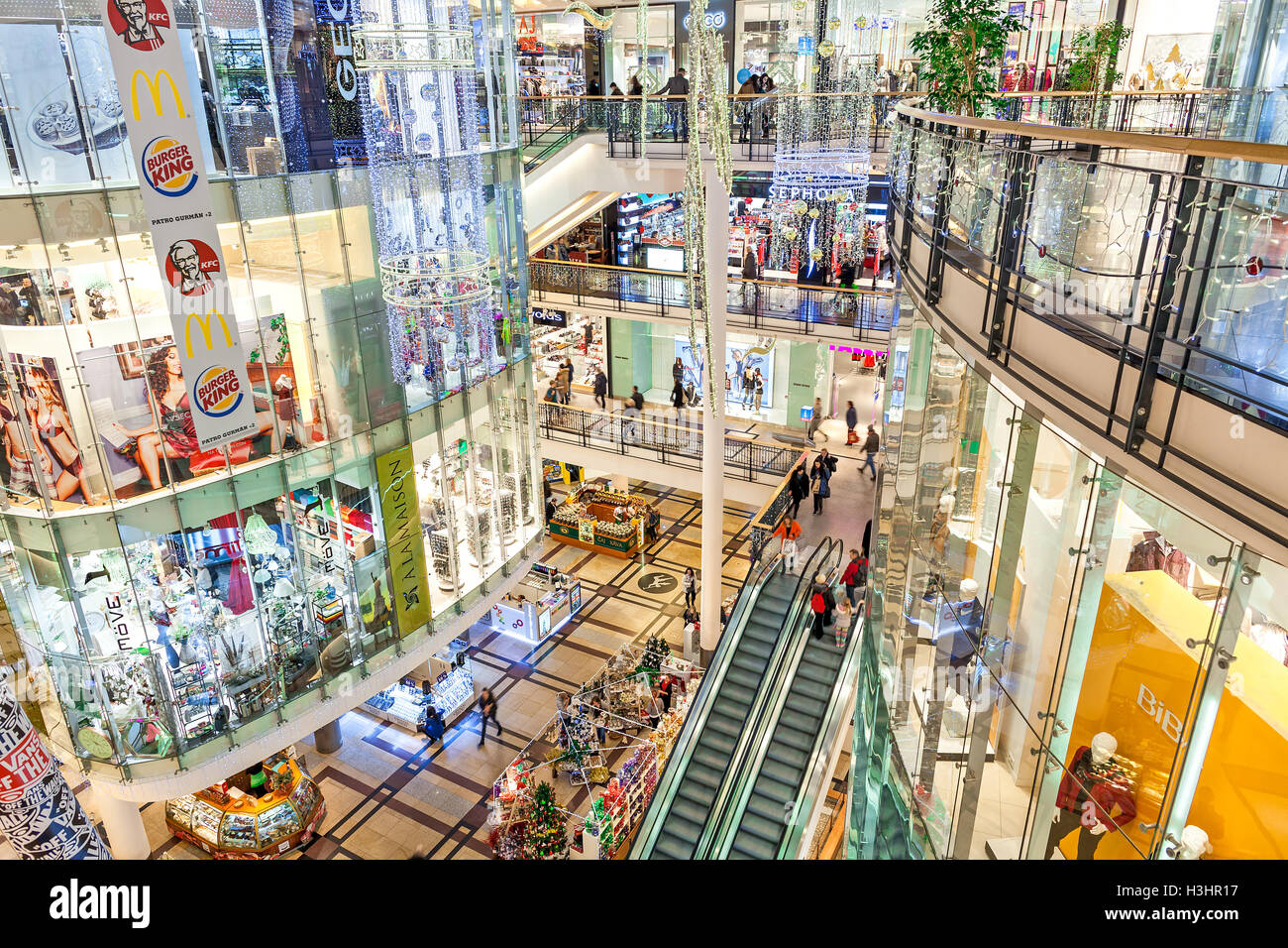 Innenansicht des Palladium Einkaufszentrum für Weihnachtsferien in Prag eingerichtet. Stockfoto