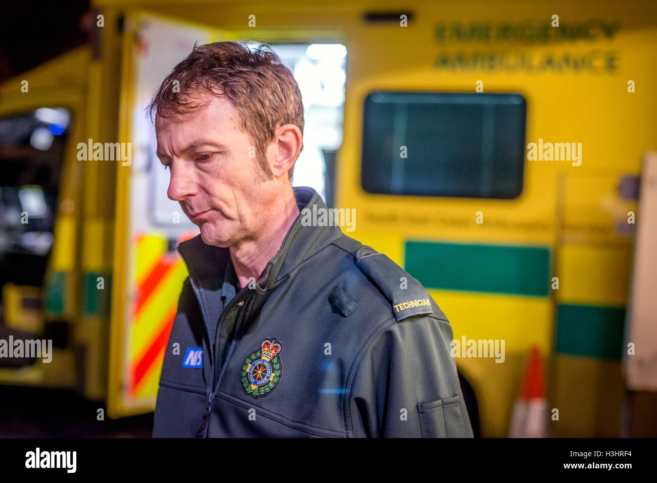 Brighton-Sanitäter im Einsatz am Freitag vor Weihnachten.   Krankenwagen Techniker Martin zweiter bei den Elm Grove-Krankenwagen-Stati Stockfoto