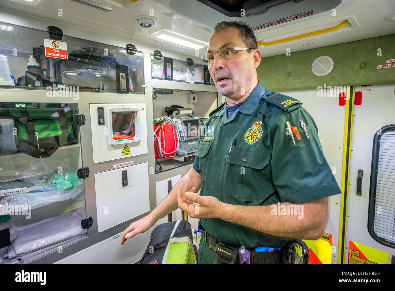 Brighton-Sanitäter im Einsatz am Freitag vor Weihnachten.   Critical Care Paramedic Gerry Davies bei Elm Grove Krankenwagen St Stockfoto