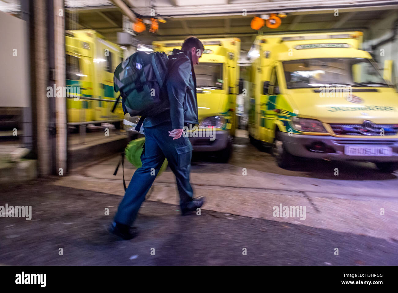 Brighton-Sanitäter im Einsatz am Freitag vor Weihnachten.   Krankenwagen Techniker Martin zweiter Stockfoto