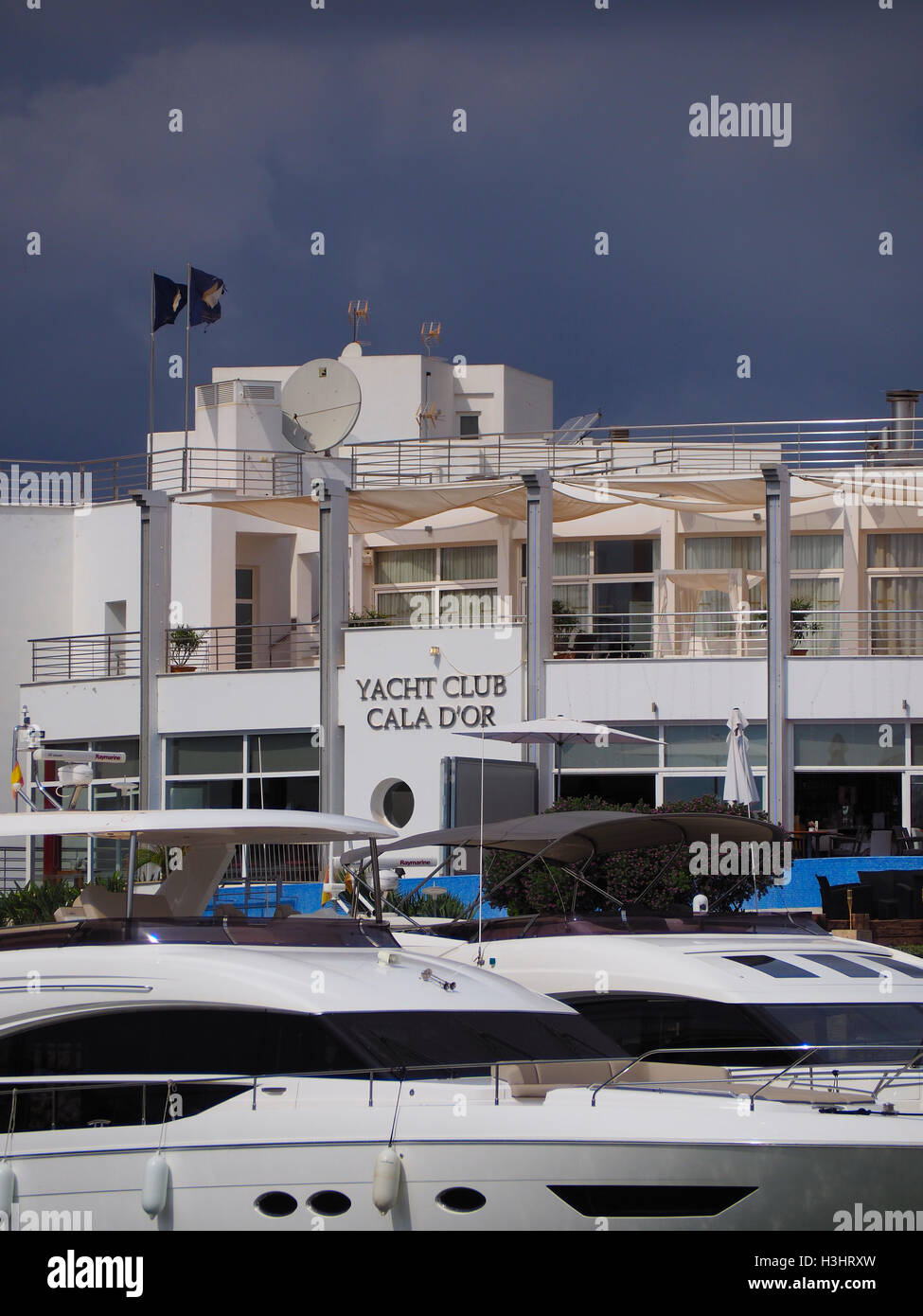 Yachten im Hafen außerhalb Cala d, oder Yacht Club, Mallorca, Spanien Stockfoto