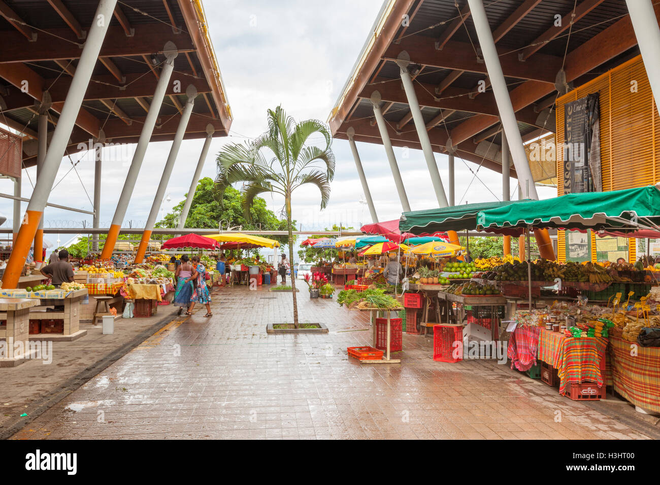 Der Markt steht auf dem abgedeckten Markt von Guadeloupes Hauptstadt Basse-Terre Stockfoto