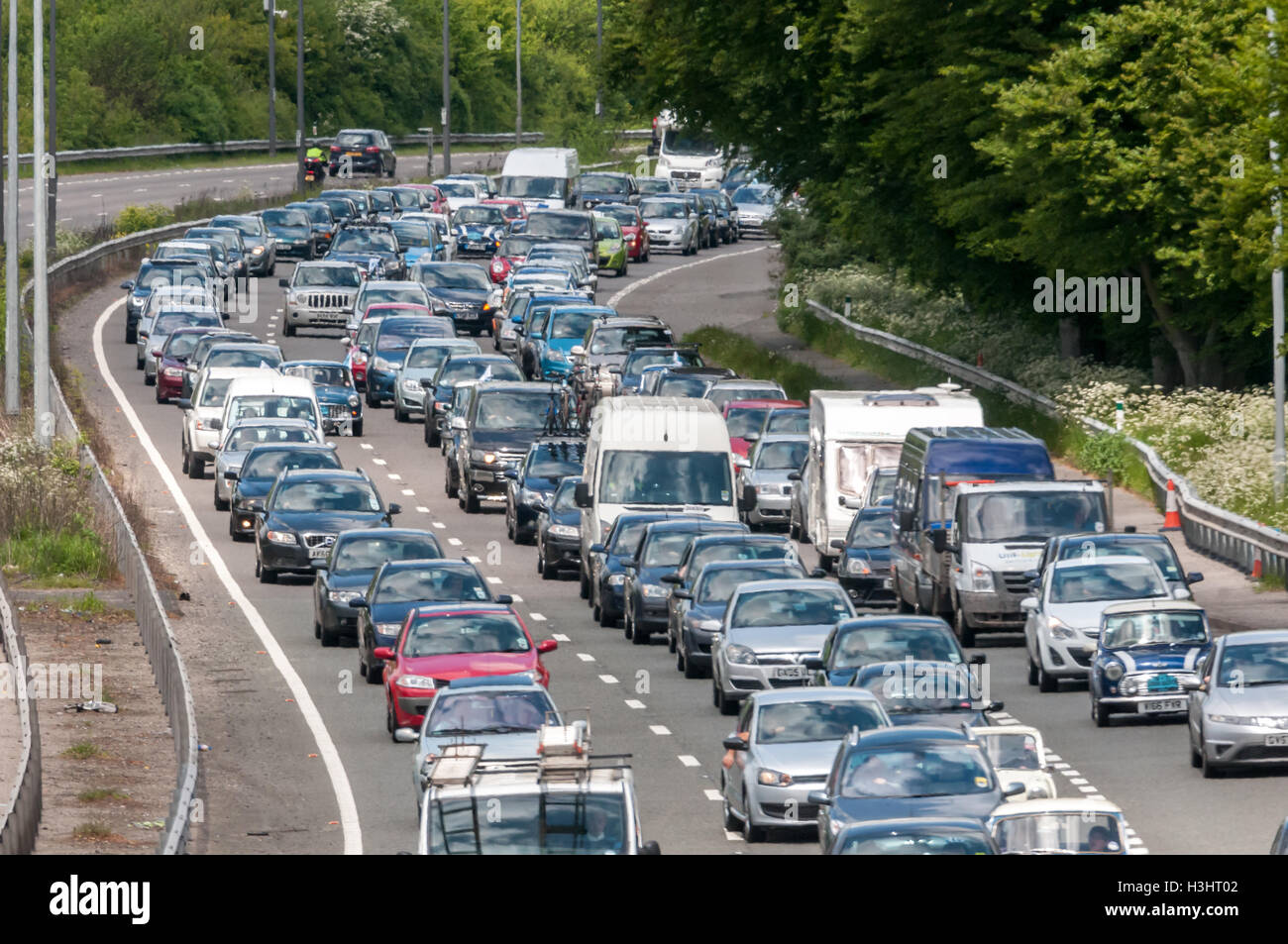 Autos-Warteschlange auf der A23-Ansatz nach Brighton an einem anstrengenden Sommertag. Stockfoto