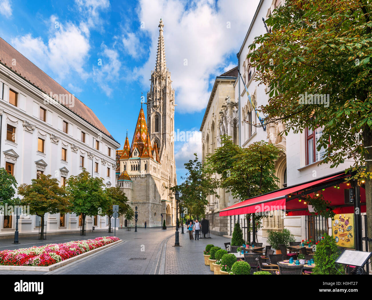 Budapest, Buda, Ungarn. Restaurant am Hess András Tér mit Blick auf die Matthiaskirche, Budaer Burg Bezirk, Castle Hill, Budapest, Ungarn Stockfoto