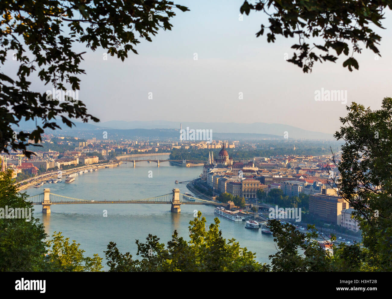 Blick über die Donau vom Gellertberg und die alte Stadt von Budapest in den frühen Morgenstunden, Budapest, Ungarn Stockfoto