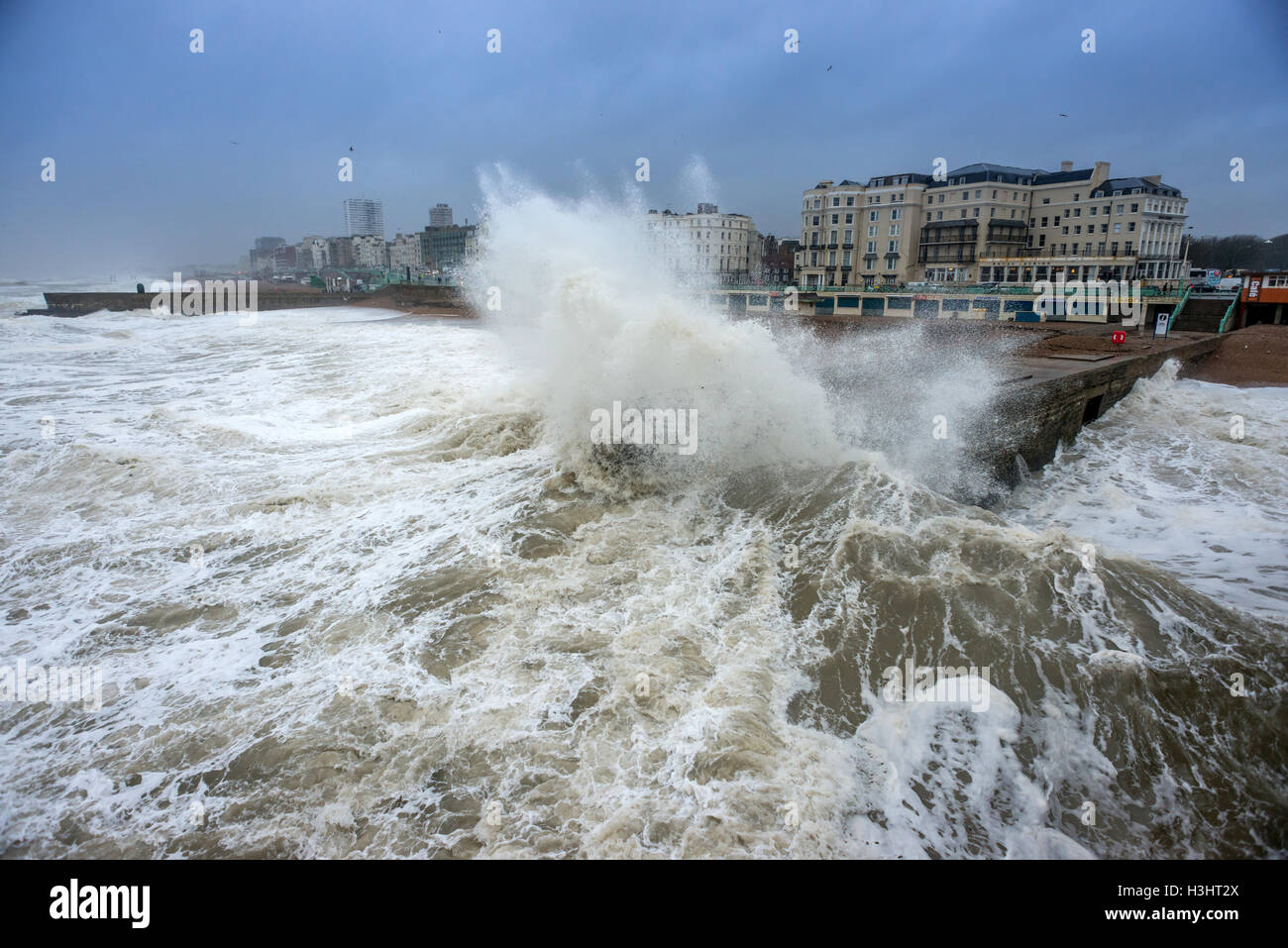 Wellen gegen den Strand von Brighton Stockfoto