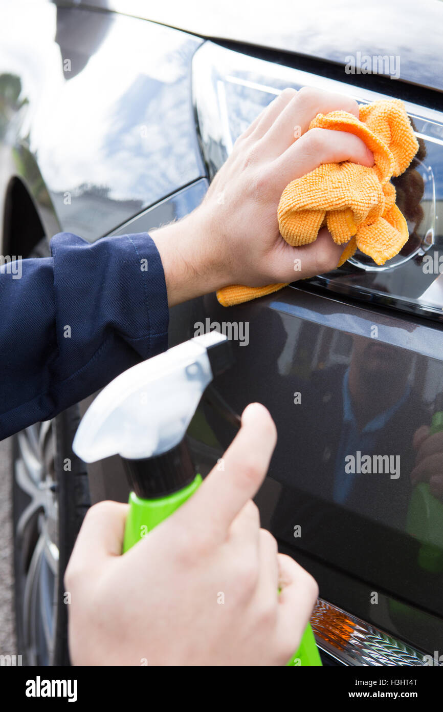 Nahaufnahme von Hand Polieren Autoscheinwerfer mit Tuch Stockfoto