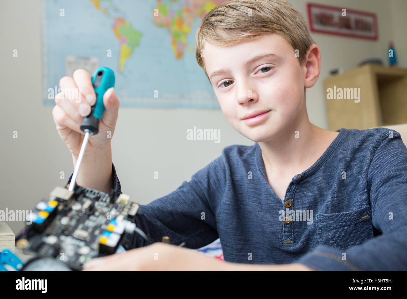 Junge Montage Roboter Kit im Schlafzimmer Stockfoto