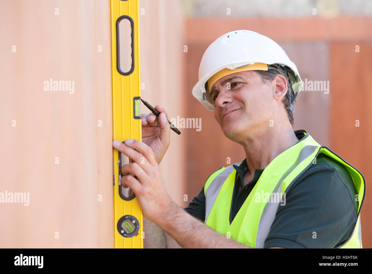 Generator messen mit Wasserwaage Stockfoto