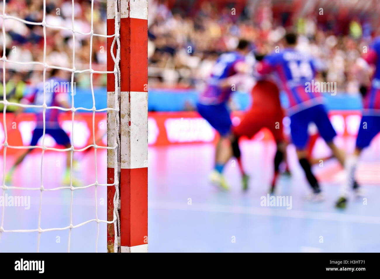 Handball-Spiel-Szene mit Torpfosten und Spieler im Hintergrund Stockfoto