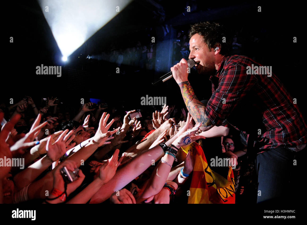 BARCELONA - 13 MAR: Simple Plan (Jugendliche Band) führt auf Razzmatazz am 13. März 2012 in Barcelona, Spanien. Stockfoto