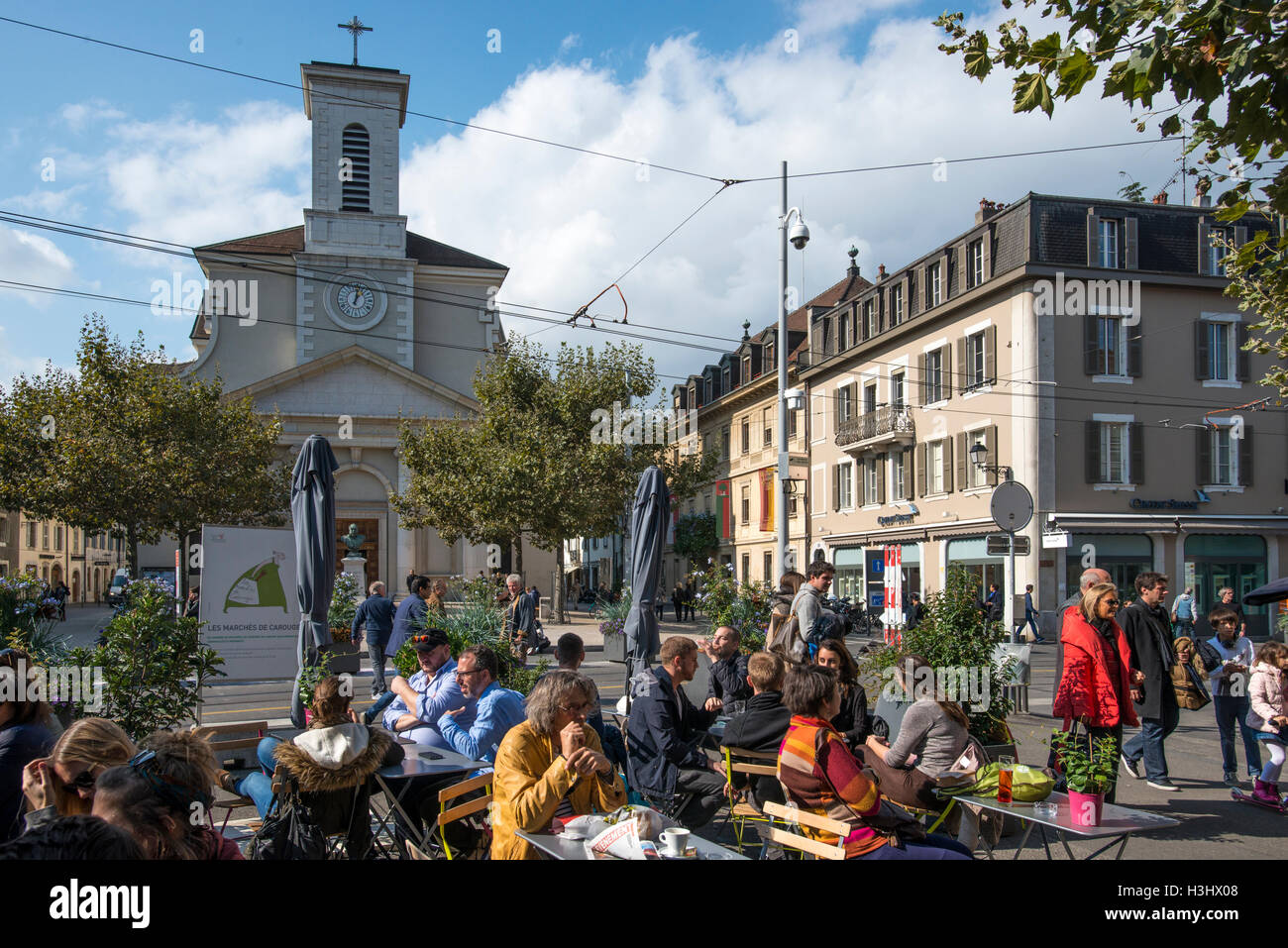 Leute sitzen in einem Straßencafé, Kirche Eglise Saint-Croix, Place du Marche in Carouge, Genf, Schweiz Stockfoto