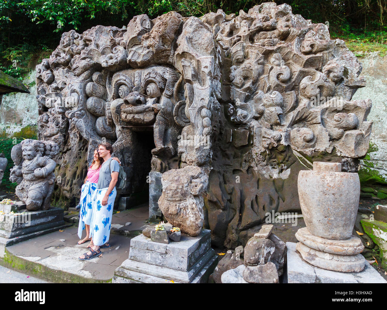 Paar in Goa Gajah oder Elefantenhöhle. Ubud. Bali.  Indonesien, Asien. Stockfoto