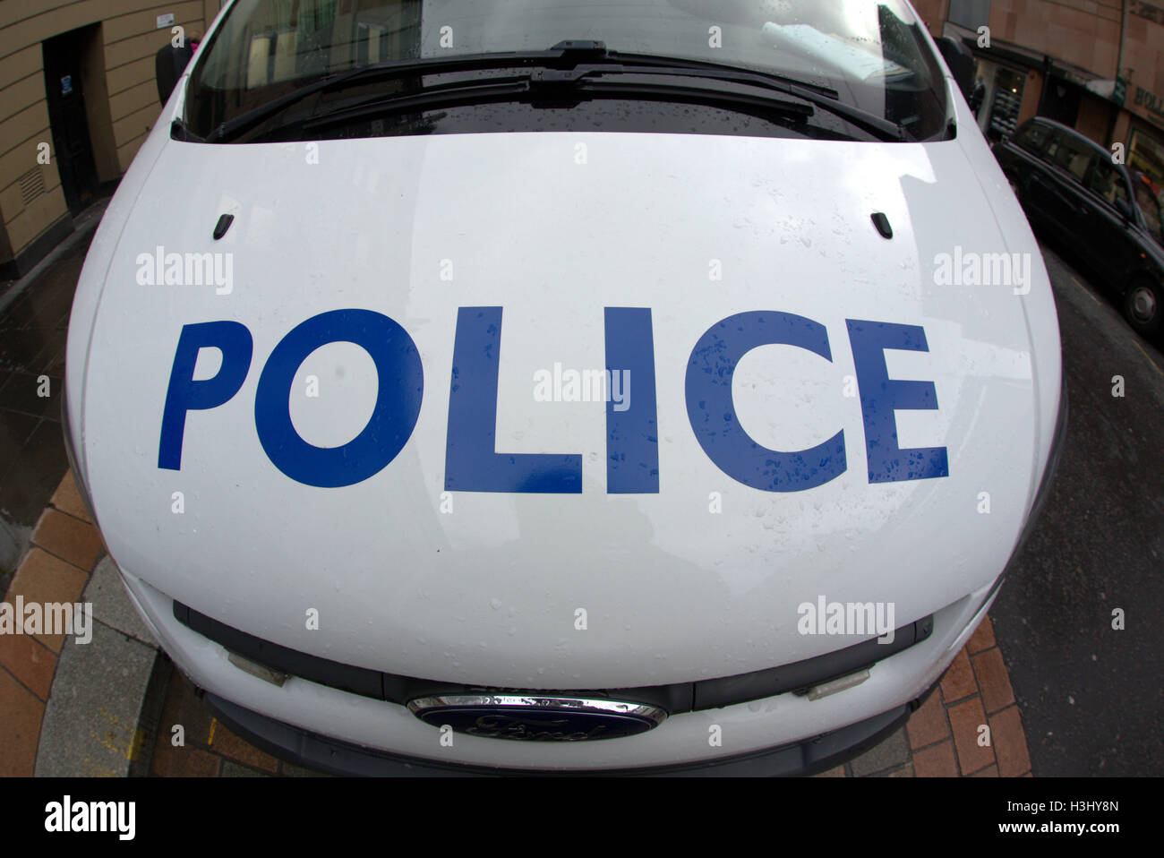 Polizei-Logo auf Fahrzeug-Motorhaube-Smiley-Gesicht Stockfoto