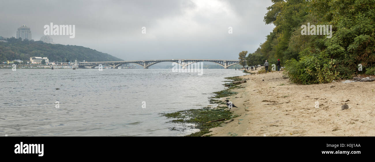 Regentag in Hydro Park Strand von Kiew Stockfoto