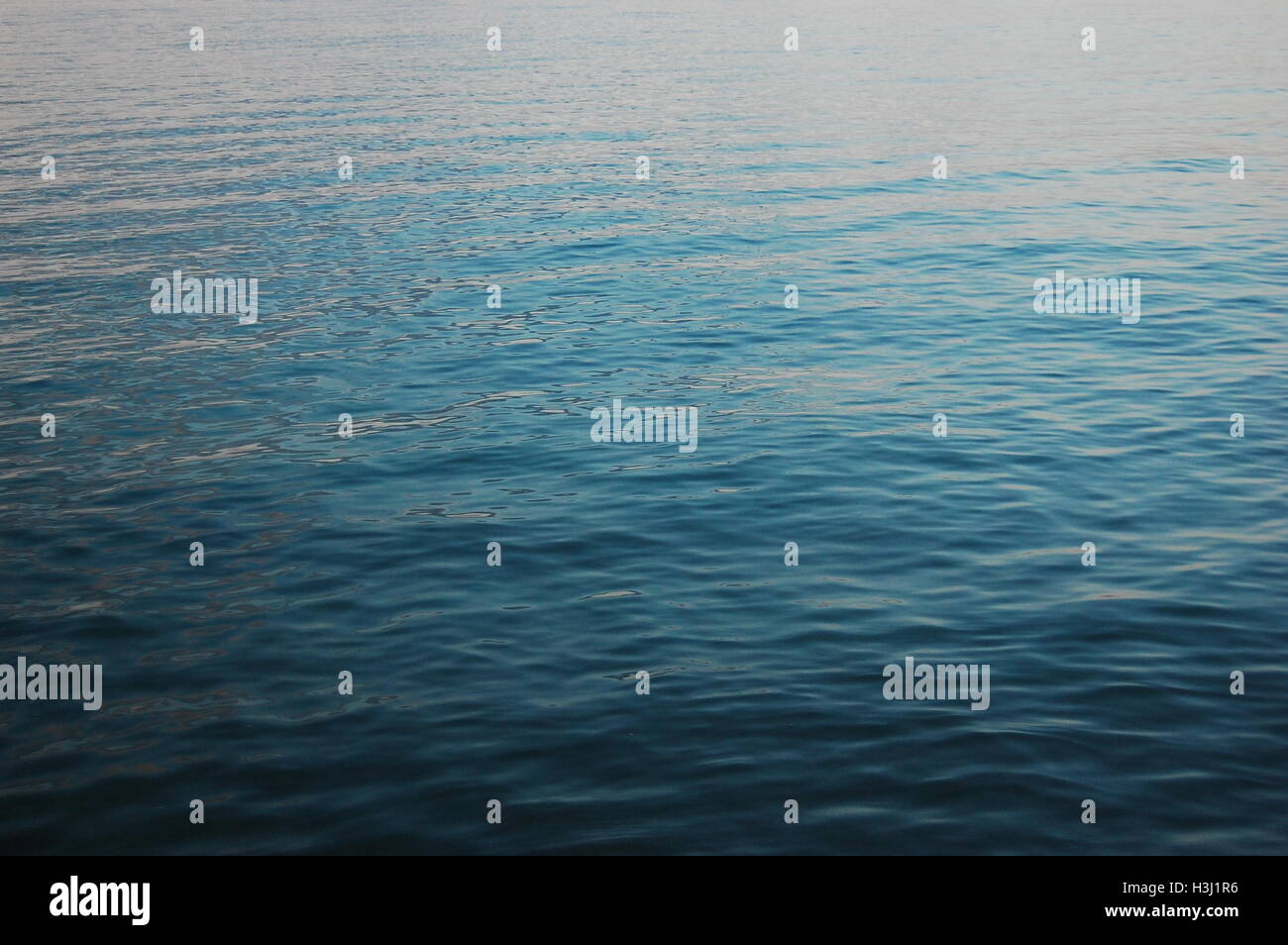 Meer-Wasser-Oberfläche Stockfoto