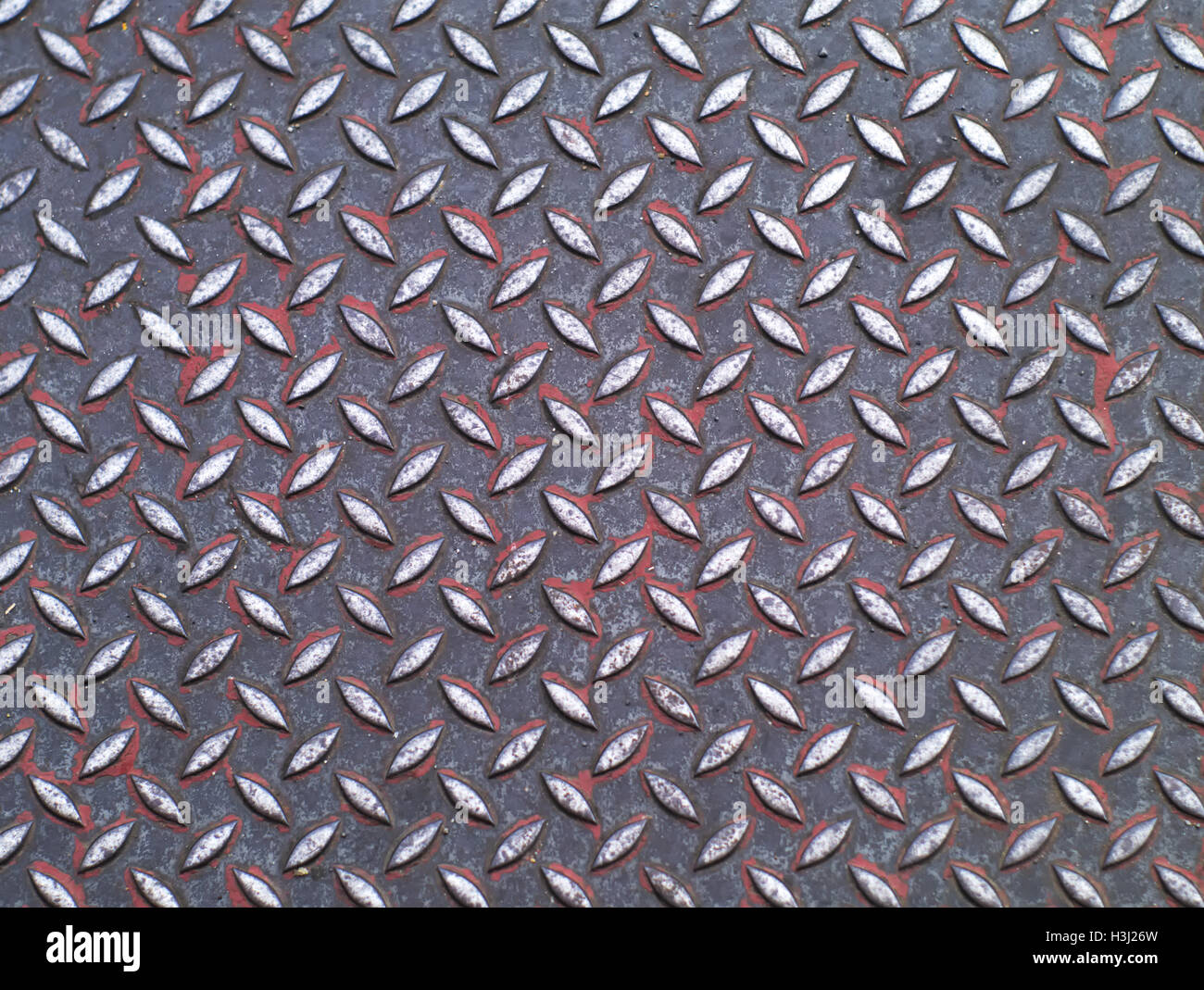 Closeup Aufnahme von schmutzigen metallische Oberfläche mit Platte Rautenmuster, Ansicht von oben Stockfoto