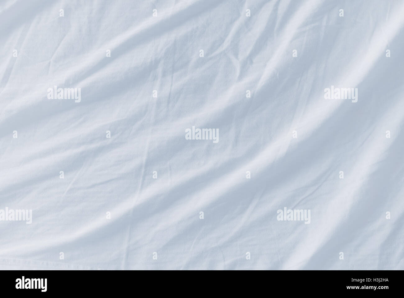 Zerknüllte Bett Bettwäsche Textur als Hintergrund, Ansicht von oben Stockfoto