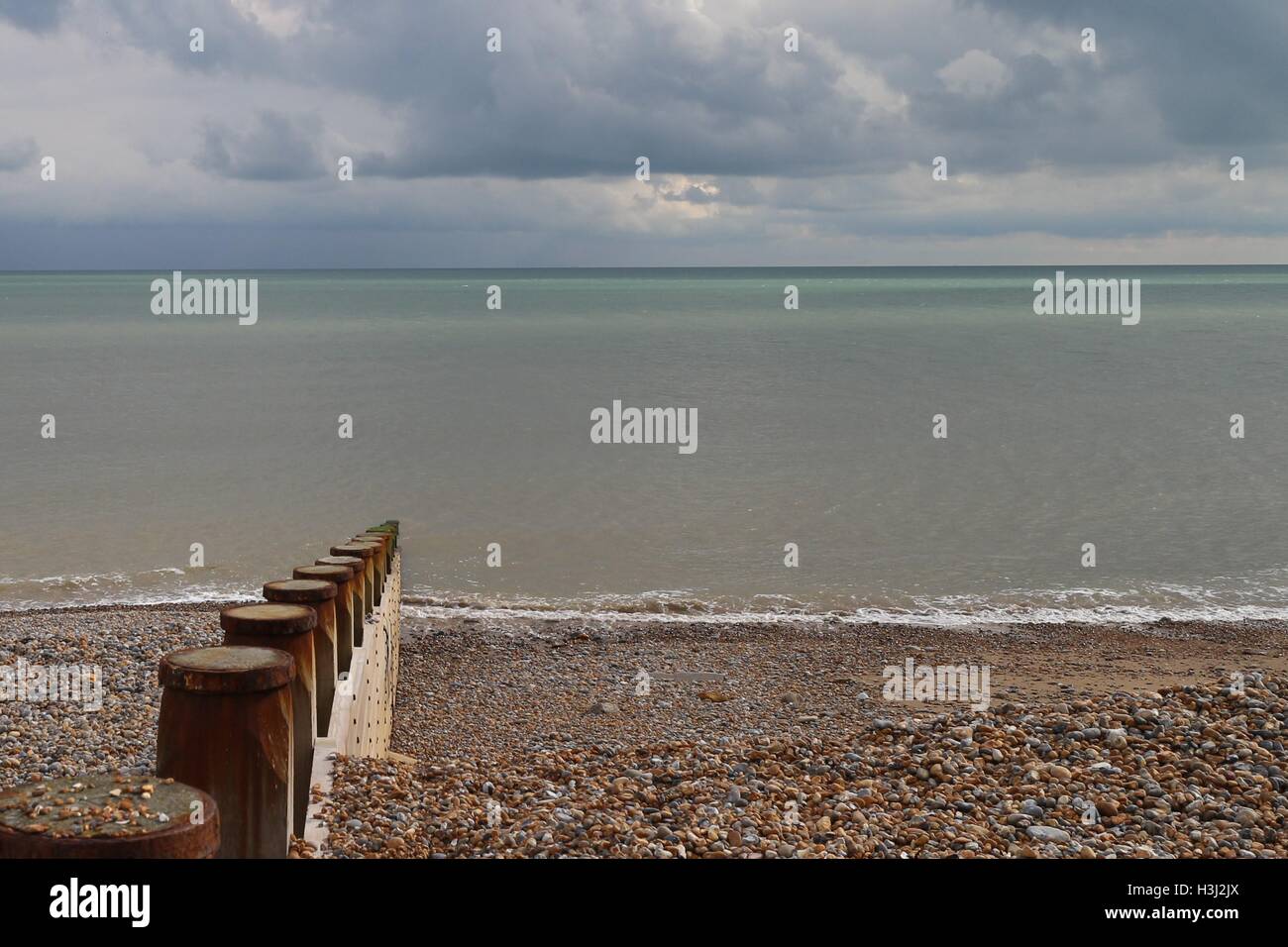 Hölzerne Buhnen zum Meer. Stockfoto