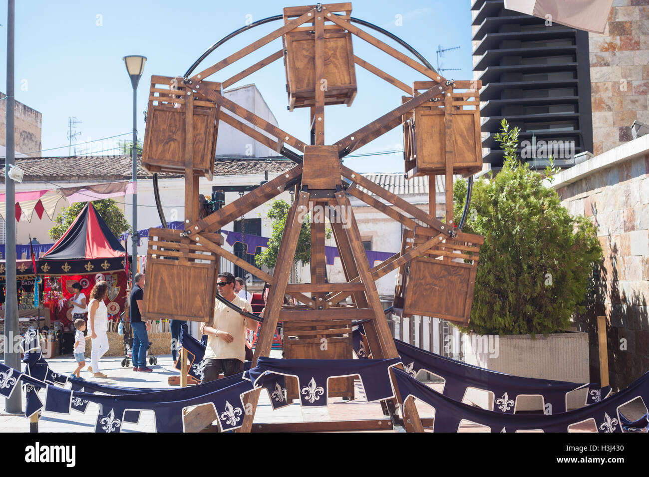 Badajoz, Spanien - 24. September 2016: Human powered Holz Riesenrad am Almossassa Mittelalterfest mit Handauslösung Stockfoto