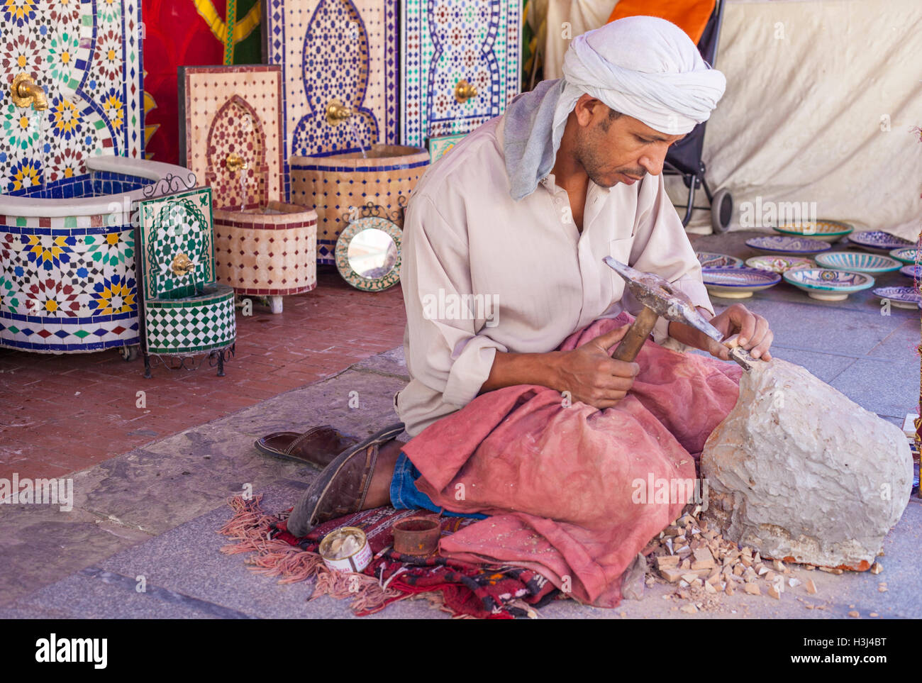 Badajoz, Spanien - 24. September 2016: Handwerker macht Stücke für Mosaik Kunsthandwerk. Er prägt Stücke aus glasierten Kacheln Stockfoto