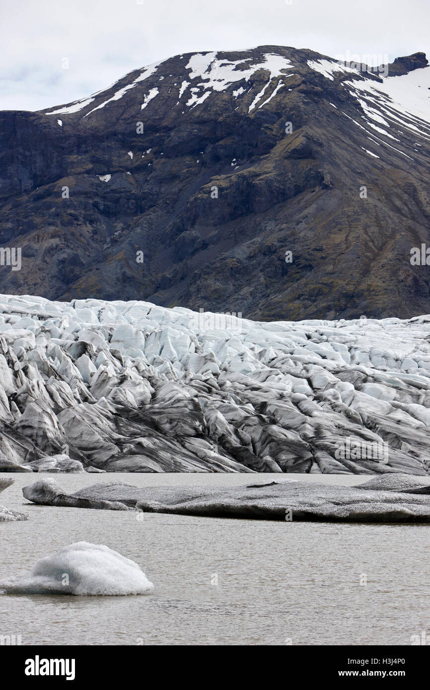Asche bedeckt Skaftafell Gletscher und schmelzen Wasser Gletscherlagune Vatnajökull-Nationalpark in Island Stockfoto