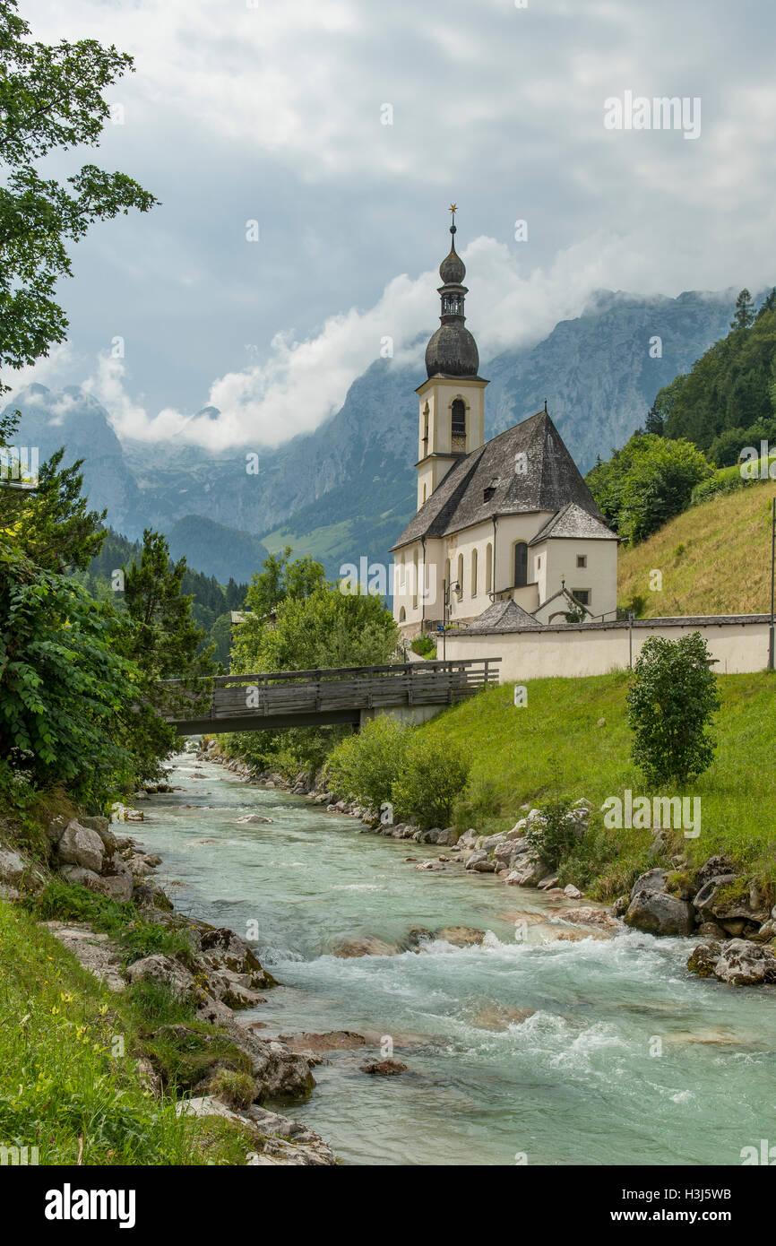 St. Sebastians Kirche und River Tal, Ramsau bei Berchtesgaden, Bayern, Deutschland Stockfoto