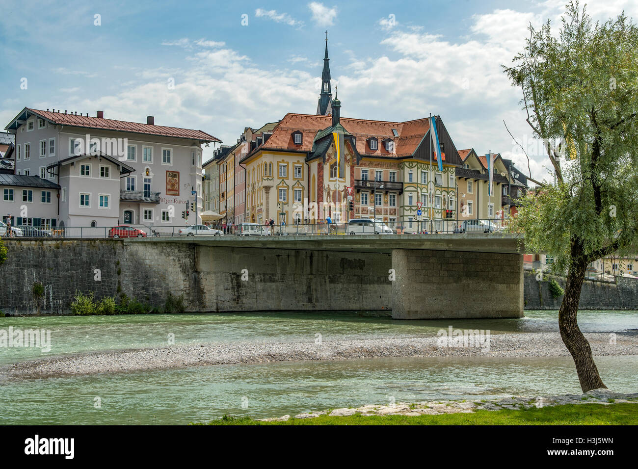 Kolpinghaus und Fluss Isar, Bad Tölz, Bayern, Deutschland Stockfoto